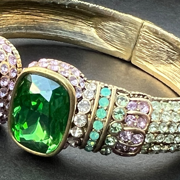 Heidi Daus Signed Hinged Cuff Bracelet Emerald Green Swarovski Crystals - Picture 11 of 15